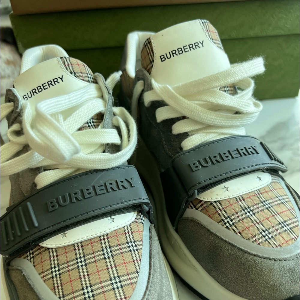 BURBERRY SHOES 8.5
